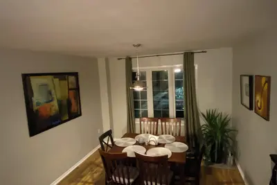 Image de Cozy 4-Bedroom Townhouse, Steps to Lake Simcoe and shops, short drive to beach.