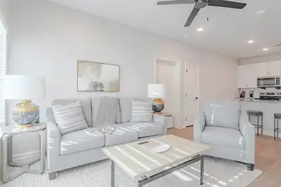 Image de Landing | Chic 2bd, Clubhouse, Pool