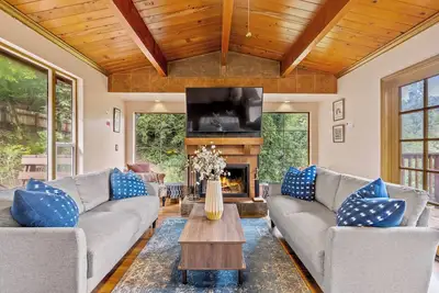 Image de Serene 2-bedroom cabin with Hot Tub, Deck, &Bbq