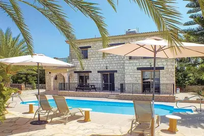 Image de Villa Chrisandria - Trois Chambres Villa, Couchages 6