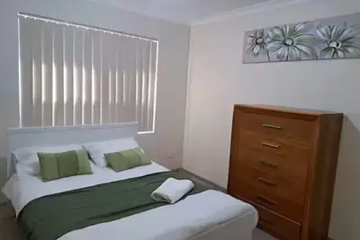 Image de 10 mins drive to T4 terminal, walking distance to the Swan river! Family home.