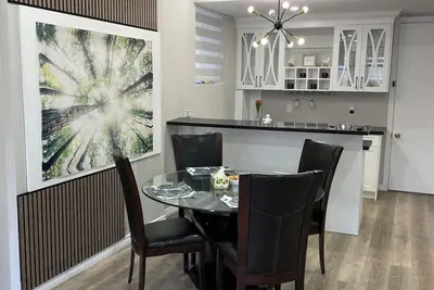 Image de Forget your worries in this 1000 sqft  Independent apartment with parking.