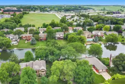 Image de Lakefront 4bd House. Private Lake, Pool, Hot Tub & Spa - Perfect Getaway Retreat