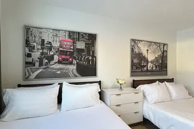 Image de Close to Downtown | Stampede | Sleeps 10