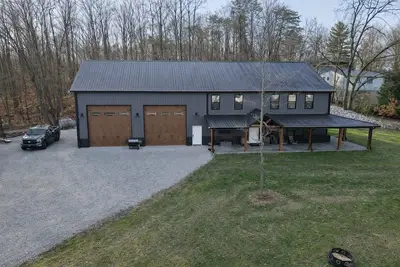 Image de Lake Cumberland Lake House! We would love to share our retirement home with you!