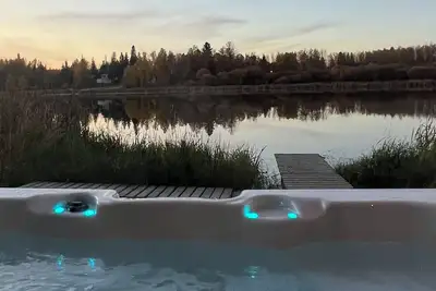 Image de Lake Front Getaway- Incredible water views and Waterfront Hottub!