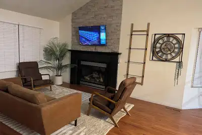 Image de Serene 3-bedroom townhome in welcoming Evanston perfect for relaxing.