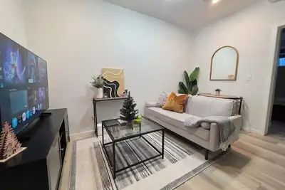 Image de Amaville Suites | 2 Brm| Sleeps 4 | West Edmonton