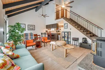 Image de Near McNary Dam! Pet-Friendly Condo on Golf Course