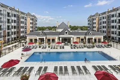 Image de The Selby beside Westbury's Eisenhower Park