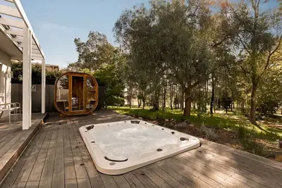 Image de Mahogany - 5 Ensuite Bedrooms, Spa & Sauna, Indoor-Outdoor Luxury at The Vintage