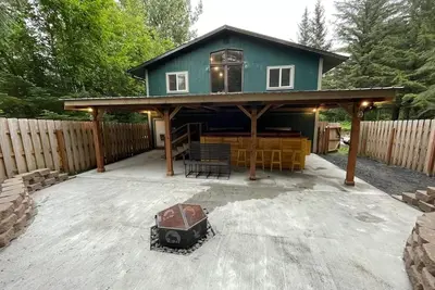 Image de Brand new this summer delightful 3 bedroom house in Seward with hot tub!