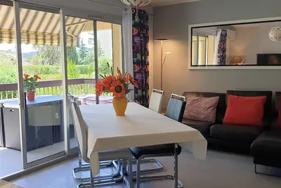 Image de Lavandou  Appartement F3  En Ville  Dans Un Parc De Verdure Proche Plage