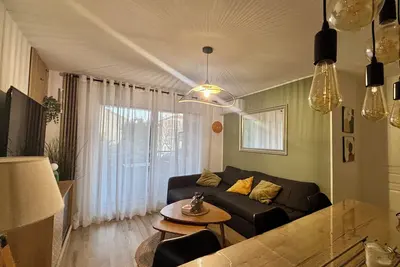 Image de Appartement entièrement climatisé avec terrasse et garage