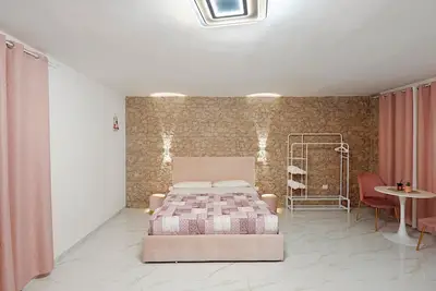 Image de Chambre 'Tortora House Pink' avec balcon, Wi-Fi et climatisation