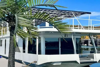 Image de 4-bedroom houseboat in historic Old Kuttawa, Ky