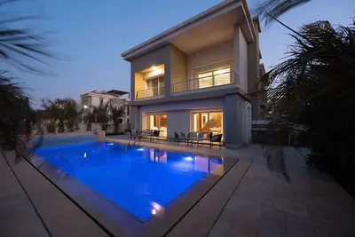 Image de The Executive Villa @ Cfc - Pool & Five Master Br