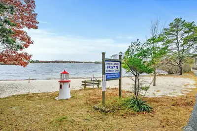 Image de Cape Cod Lake Retreat on Angus Way Rpms169