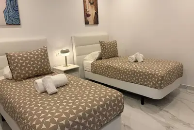 Image de Sunning 2 bedrooom apartment 5 minutes walk to seafront.