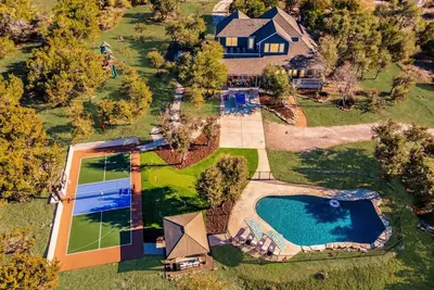 Image de Dink, Dip, & Dream - Pickleball - Pool - Putt Putt
