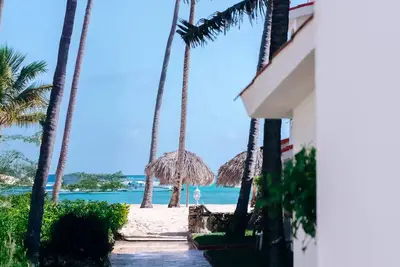 Image de Turquoise Tide Retreat - the perfect beachfront break. 2-bed beach front condo.