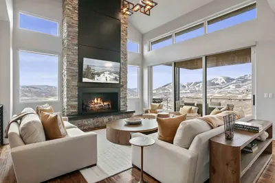 Image de New! Easy East Village Ski Access | Hot Tub | 5br
