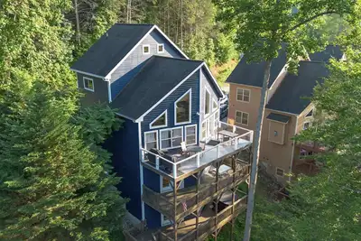 Image de Lakefront Home w/Private Dock, Hot Tub & Sleeps 22