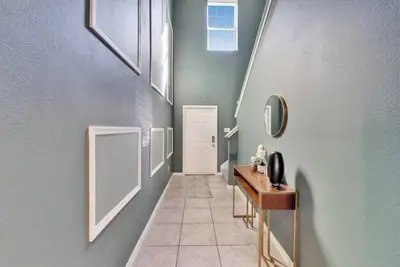 Image de Spacious 5-bedroom house in pleasant Wimauma with a warmth vibe