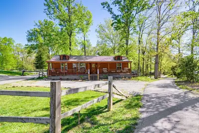Image de Cozy Lake Cumberland Cabin with Fire Pit