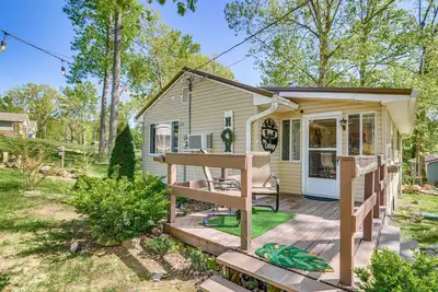Image de Wooded Cottage with Fire Pit and Boat Parking