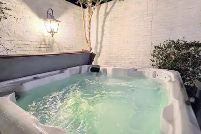 Image de Romantic Spanish villa w/hot tub 15 min from downtown Atlanta!
