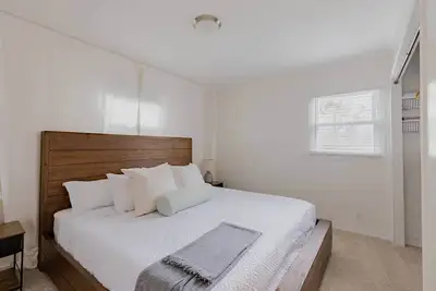 Image de Swanky Suite | King Rm | Sleep 7