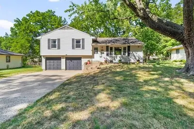 Image de Cozy Kc Home w/Fire Pit! 20 min to Stadium