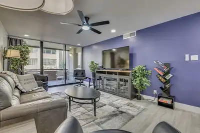 Image de Renovated, Walkable! Old Town Condo w/ Pool Access