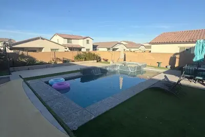 Image de Private Heated Pool + Year-Round Hot Tub