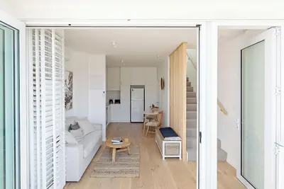 Image de Stylish Sunny Matakana Townhouse Steps to Shops + Indoor-Outdoor Living.