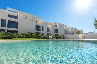 Image de Forte 2bdr | Pool | Ac | Garage | Gym | 5 mins to Beach