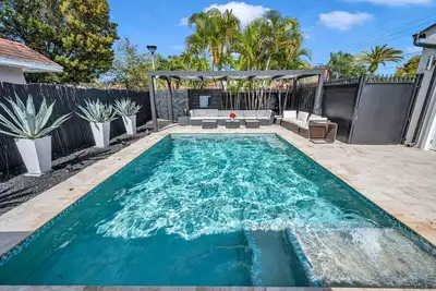 Image de House Azure – Poolside Retreat