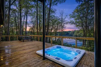 Image de Riverfront Modern Cabin | Hot Tub + Scenic Views