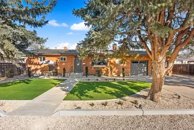 Image de The Aspen is a mid-century modern upstairs unit.