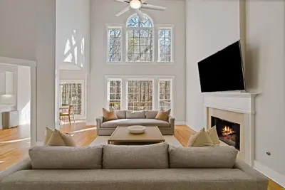 Image de North Atlanta Luxury Home - Foodie Haven - 3 King Beds 1 Queen