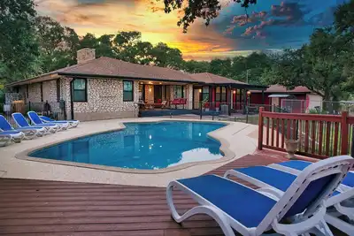 Image de 🌿 Austin Stay with Pool, Hot Tub + 2 Acres | Pet Friendly | Outer Escape