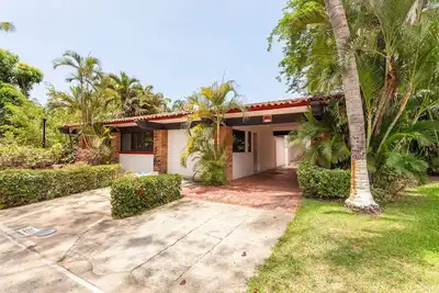 Image de Entire home in Acapulco, Mexico, Home inside golf course/hotel.