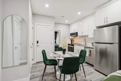 Image de 2br Basement Suite + Sofa Bed | Near Airport