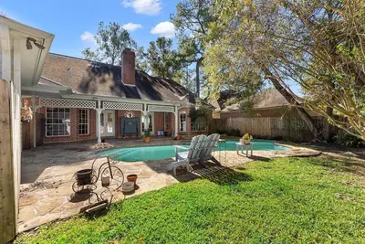 Image de Take a break in this Woodlands oasis.