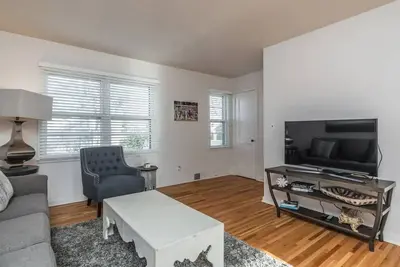 Image de Upper 2 Bedroom, 1 Bathroom Apartment in McKennan Park Duplex