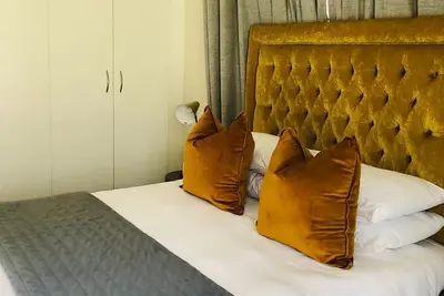 Image de Adorable 6-bedroom house in soothing Sandton neighborhood