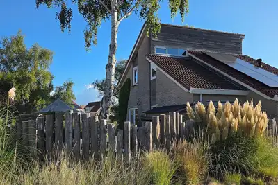 Image de Spacious, detached Schelde house (85 m²) for 4 people, view of the water! Comfortably furnished with sauna, wood-burning stove, large garden and view of the water. (Complete with cosy kitchen, 2 bedrooms, 2 bathrooms (shower and bath)) Perfect for a