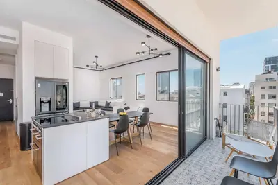 Image de Contemporary 3br Apt Near Geula Beach by HolyGuest