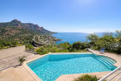 Image de Villa vue mer panoramique – Piscine chauffée – À deux pas des plages